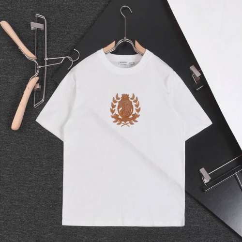 顶级版本 Burberry 巴宝莉 Bbr 2025夏季新款 麦穗盾牌刺绣 圆领短袖T恤男女同款！ 采用定制双股双纱纯棉面料,洗水定型处理，不变形不缩水 胸口刺