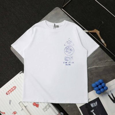 上新 顶级复刻 高端定制 Dior 迪奥 新款素描图案休闲圆领休闲短袖T恤 款号：6094 颜色：蓝色 白色 购入原版开模打造，全套定制辅料，细节决定成败。 迪