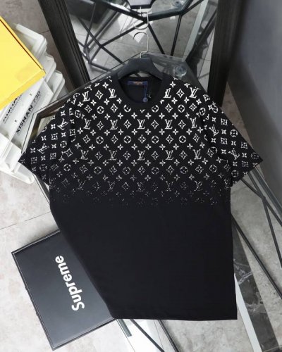 顶级版本 lv 2025Ss Louis Vuitton 路易威登 满印上幅渐变字母印花短袖T恤 专用定制280G纯棉精梳面料 透气舒适易清洗 采用高密度弹力胶