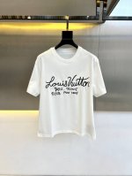 LV、25春春夏系列棉质短袖T恤！采用100%长绒棉面料, 手感柔软细腻, 上身亲肤透气, 贴身穿非常舒服！胸前彩色线绣Logo图案撞色时尚立体。颜色十分清晰，