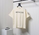 Moncler 蒙口 经典植绒字母Logo印花短袖 采用32S双纱平纹 配32S双纱1×1螺纹 260克重 螺纹同染无色差 采用进口丝光线定染刺绣纱线 印花设计