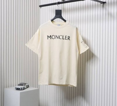 Moncler 蒙口 经典植绒字母Logo印花短袖 采用32S双纱平纹 配32S双纱1×1螺纹 260克重 螺纹同染无色差 采用进口丝光线定染刺绣纱线 印花设计