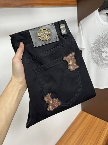 Lv 2025Ss蛇年夏季贺岁款牛仔裤 原单1:1制作 日常必备的完美之选 简单大气亦时尚有型 定制进口丹宁面料 重工洗水工艺 做工复杂工艺精湛 轻松迎合四季需