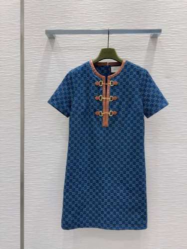 Gucc* 2025Ss新款 高版出品~超时髦新款丹宁牛仔 酵洗个性色调上身又酷又飒爽 采用定制高品质斜纹棉质水洗牛仔面料，纹理细腻，棉感自然，既有筋骨感又不失