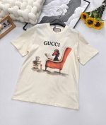 gucci 插画师联名可爱小狗图案短袖T恤 设计感十足 干净又清爽 满满的青春活力 真的狠难不爱啊！凹起造型来妥妥的好看 经典的小圆领设计简洁好穿 走在街上吸睛
