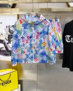 路易威登Lv 2025夏季防晒衣短裤套装 海外专柜同步 轻薄高品质面料奢华高级定制 任何人都可以轻松驾驭 客供进口聚纤维面料 手软舒适有型 吸汗透气 外贸公司订