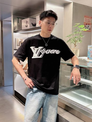 Lv 2025春夏新款男女同款短袖T恤 定制专属纯棉面料 定制原版工艺螺纹 胸前重工字母Logo工艺设计 简约大方 从容百搭 档次极高 完美融入时尚还有风情感一
