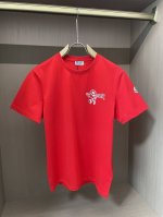 p250 moncler 2025春夏新品快乐小蒙印花短袖T恤；定制80支双股丝光长绒棉面料，胸前左侧快乐小蒙带字母旗帜印花工艺！一款非常有创意设计理念的短袖单