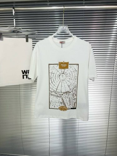 普家 2025春夏新款首发专柜最新款短袖圆领T恤 高端订制 设计前卫时尚 品牌Logo重工艺设计 高端定制面料.手感柔软.穿着舒适.专柜级别精致车线.做工精细.