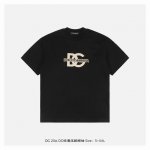 dg 25Ss Dg标语压胶短袖 面料采用 克重精梳棉 定制32支1*1螺纹 成衣两遍水洗处理 面料舒适亲肤无异感 定制定染面料 纺织密度高 垂感佳 不易变形