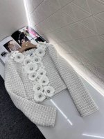 P700Chane*2025新品上架 重工立体山茶花洋装拉链外套 定制Yb进口粗纺毛呢材质 两款不同面料同花色可选 质感均为上乘 粉色粗花呢肌理明显 白色进口真