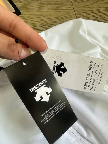 细节图 descente迪桑特综训训练运动健身男士Upf80防晒梭织上衣外套 轻薄款连帽梭织外套 采用质感梭织面料制作 面料轻质舒爽 干爽透气 同时具有抗紫外线