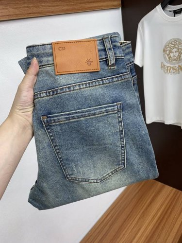 迪奥 2025Ss早春 新品 原单男士水洗牛仔裤纯血统品 每季必出的类型，无需质疑的热卖王牌单品，符合四季最佳的搭配色号 整体的风格延续了Slp的基调，通体融入