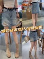 欧货主推大爆款 轻奢烫钻牛仔短裙，将时髦与个性完美融合。独特的破洞设计，不经意间流露不羁态度，搭配闪耀的烫钻元素 ，瞬间提升精致感。包臀版型勾勒迷人曲线，上身秒