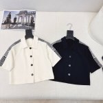 独家款 Cd 25Ss 春夏最新款时髦休闲三件套小短款外套+半裙+直筒裤 带点运动风潮 却又不失时髦感 侧边拼接Logo螺纹一大亮点 炒鸡好搭配 分开搭配一样很