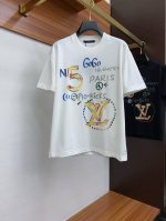 上错价 P230 1V 路易威登 2025Fw 手绘设计重磅纯棉 半袖T恤 棉质半袖T恤 本款棉质T 恤以当季色调传递休闲运动气息，成就日常搭配佳选。100%