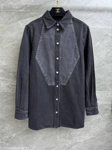 高版本出货啦 香家黑灰牛仔衬衣 手工坊系列 翻领领口设计 精致钻扣装饰点缀 黑灰配色 高级感十足 水洗单宁牛仔面料 立体有型 宽松版型 上身显瘦又时髦 商标齐全