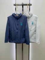 新品 巴宝莉渠道精品.2025Ss春夏新款运动服夹克防晒服外套！防晒衣经典之余增添了与时俱进的时尚感,型男靓女的最佳选择.新型轻量绢丝纤维尼龙面料,轻盈透气,绗