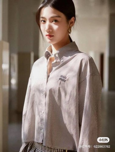 mium*25Ss早春新款 Logo刺绣清新格纹衬衫丨独家高版出品！减龄气质少女风短款衬衫搭配压褶低腰半裙！刺绣字母Logo低调奢华，原版定制色织格纹面料质感超