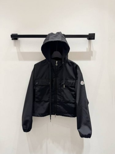 上新25Moncl蒙家 Leda女士短款连帽派克风衣夹克外套 帽子可隐藏 下摆抽绳调节 廓版中性配色设计 搭配通风网眼衬里和贴袋 适合日常穿搭 颜色 黑色 浅卡