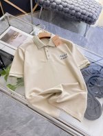 Miu Miu缪缪 2025春夏新款polo衫商务休闲翻领短袖T恤 精致合体的剪裁版型衬托出了极简主义的设计风格 把优雅风展露的一览无余 高克重260G纯棉珠地