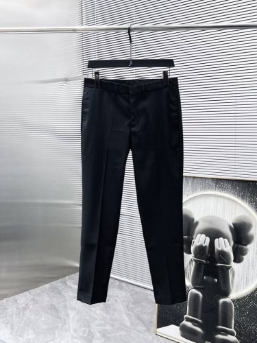 迪奥 Dior 2025Ss春秋新款 西裤 九分裤 休闲裤，高端版本！专柜定制面料 透气舒适度高，细节无可挑剔，品牌元素设计理念，体现高品质。手感细腻柔软！呈现