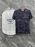 Dior 迪奥25春夏顶级专柜同步短袖T恤 3标齐全 采用客供进口天丝棉+提花面料制成，专柜原版面料，品牌辨识度超级强，高街与精致风情十足，绝对能成为高街出镜不