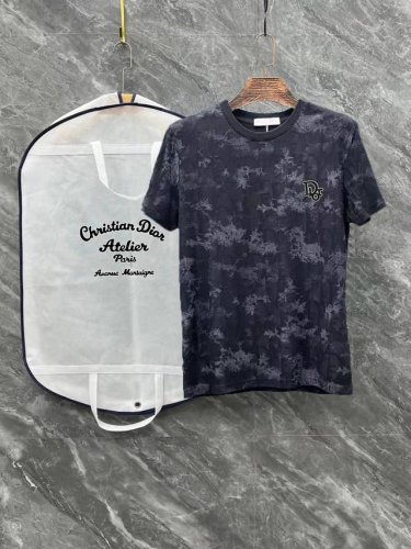 Dior 迪奥25春夏顶级专柜同步短袖T恤 3标齐全 采用客供进口天丝棉+提花面料制成，专柜原版面料，品牌辨识度超级强，高街与精致风情十足，绝对能成为高街出镜不