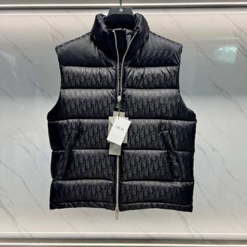 P520 羽绒上新Dior 24Fw Oblique暗纹老花立领羽绒马甲背心. 专柜同款，一路都大火老花羽绒服来啦～ 这是一款超复杂工艺的羽绒马甲，定制面料周期