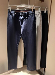 Herm*S 爱*仕 2025春夏男士高端休闲西裤 海外贸易公司渠道订单 男士商务修身直筒西裤 上海恒隆店在售 高级 简约 工艺和用料方面都颇为考究 对于品质的