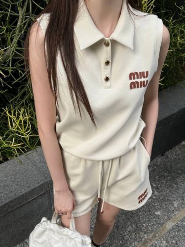 一套 缪缪家皮标刺绣翻领polo背心短裤套装 韩里韩气的太好看啦吧温柔时髦两不误 重工皮标刺绣Logo 好看又高级 定制五金纽扣Logo 下摆弹簧扣收紧 奶油色
