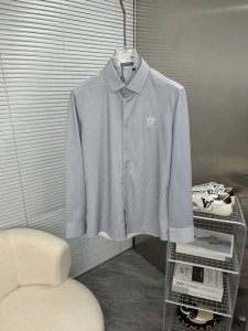 versace范思哲 2025Ss春季新品长袖衬衫，时尚有型，简约百搭款。版型挺括，经典品牌Logo，新工艺搭配，穿着舒适，纱织细腻，上身帅气十足，三标齐全，所