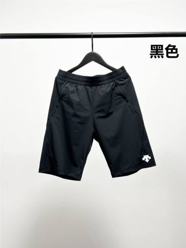 夏季新款！迪桑特Descente工装款速干短裤！屁股立体裁剪！四面弹面料！腰头和口袋都做了套结加固处理，防止挣裂！口袋拉链设计，装东西不会掉，细节满满！面料采用