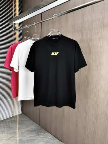 驴家 路易威登2025春夏新款 圆领短袖 前面中空立体绣 后幅撞色挨针绣花 细节满满 采用高克重320克双纱精梳棉面料 微宽松版型 面料手感柔软厚实 男女同款