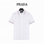 prada 普拉达 25Ss撞色条纹胸前刺绣Logo短袖Polo衫 官网同步，原版品质欢迎对比。这款珠地布短袖Polo衫结合经典线条和细节设计，采用撞色条纹点缀