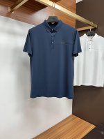 boss 2025夏季经典的Polo领设计，搭配简洁的单排扣，线条利落流畅，巧妙修饰颈部线条，彰显优雅绅士格调。左胸处精致的品牌标识，采用无痕压胶工艺，细腻而平