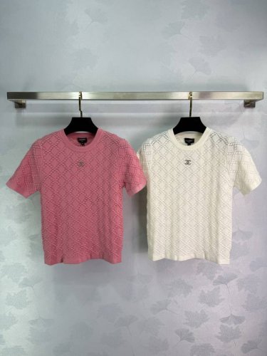 Chane*小香新款粉色和白色短袖针织上衣 圆领设计 适合夏季穿着 轻薄透气 衣服上有精致的镂空菱格纹理 搭配双C字母徽标 展现品牌个性 适合多种场合搭配 无论
