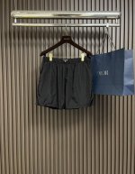 prada 2025Ss新款Re-Nylon运动短裤，这款运动裤采用时尚的运动风设计，选用Re-Nylon打造，Re-Nylon是prada系列独有的创新再生尼