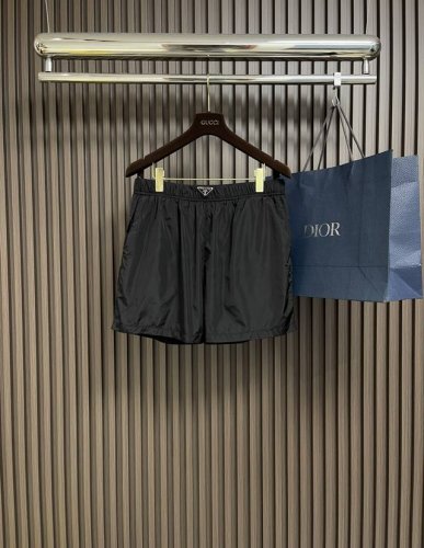 prada 2025Ss新款Re-Nylon运动短裤，这款运动裤采用时尚的运动风设计，选用Re-Nylon打造，Re-Nylon是prada系列独有的创新再生尼