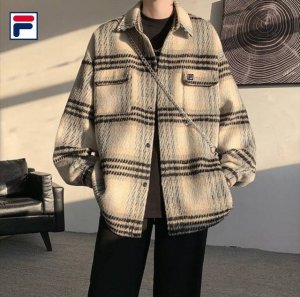 上新 P160 【Fila斐乐 春秋少年港风翻领毛呢外套】 爆款上新！！！一款有温暖又有风度的大衣外套 男女都能穿 非常百搭. 衣服厚实不臃肿 版型宽松包容性强