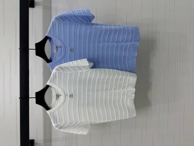 上新原单高端品质 Chane* 2025春夏最新系列 镂空针织短袖 定制羊毛纱线织造 质感高级透气 针织短袖上衣剪裁 通体利用细密钩针肌理交织 勾勒出麻花坑条花