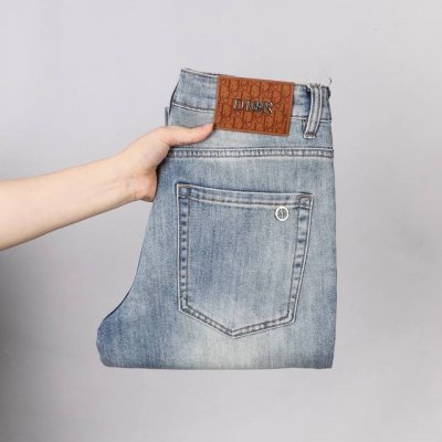 精品男装牛仔裤普拉达大牌长裤精致时尚的设计工艺 简单高档大气的洗水效果非常显气质好搭配 修身显瘦版型微弹力精选牛仔面料透气舒适 四季款百搭新款码数28 38