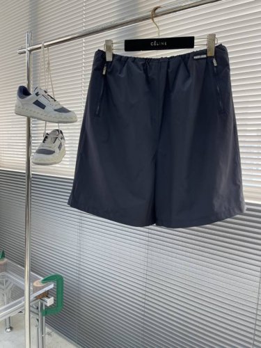 Miu Miu 25Ss外翻尼龙短裤 面料以及网布千米起订 成本昂贵 绣花采用进口绣花机 五金辅料特殊开模定制 特殊裁剪 加工费极高 码数：46 48 50 尺