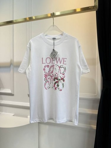 loew*经典新款字母彩色印花宽松T恤：简单的素T永远都不过时 标志性Logo简约又不乏味 营造出低调又独特的个性时尚！定制进口澳棉材质 手感软糯舒服 宽松版型