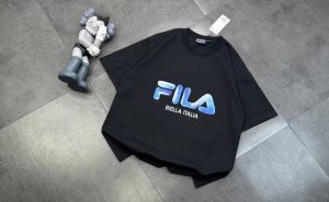 90潮牌Fila斐乐胸前官网同款同步短袖！胸前Logo点缀胸前，简约又不失时尚感，一眼就狠狠拿捏住了！正肩版型对各种身材都很友好，穿起来整个人显得挺拔又精神，瞬
