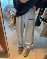 上新 Balenciaga 巴黎世家超百搭经典小标运动卫裤束脚裤休闲裤 ｜无敌版型｜｜男女同款｜ 面料采用超高品质华棉 最大的优点就是亲肤性跟保形性好 顶级面料