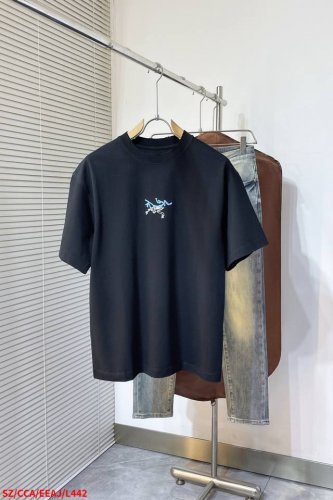 L442 Sz始祖鸟 25Ss高品质纯棉质圆领男士短袖T恤，新季新推系列将标识巧妙融入设计，塑就一系列充满复古风情的运动风单品。在这款百搭T恤上，带着一丝怀旧意