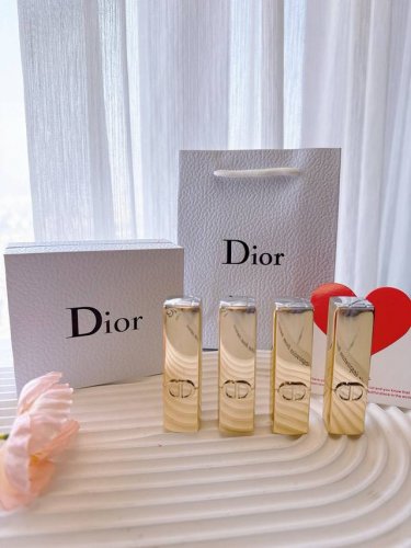 单支价格P Dior金管口红正装下单备注色号 Dior迪奥烈艳蓝金口红 年圣诞特别版璀璨登场Dior推出了令人瞩目的烈艳蓝金口红圣诞特别版。这款口红采用了奢华的