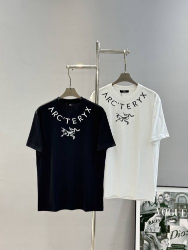 Arc‘Tery*始祖-鸟25S爆款推荐.男女同款！高品质高版本，领口胸前Logo立体图形3D绣花设计.立体质感设计尤为新鲜.使得整个的图案极为立体！采用280
