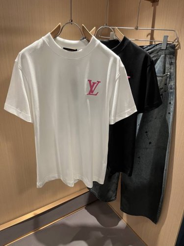 louisvuitt*路易*登 2025春夏全新系列单品上线，非常时髦前卫的一款男女同款短袖T恤，标识Logo图案压胶修饰！区别于以往的不同，宣示品牌传承多年的